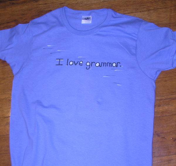t-shirt with text saying I love grammar 